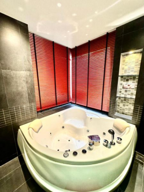 L8 Promotion 1 Bedroom Apartment In Bangla Road Patong Beach With Private Jacuzzi & Roof Top Pool